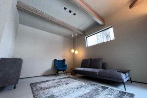 グレーの濃淡と光で魅せる、洗練されたインテリア空間